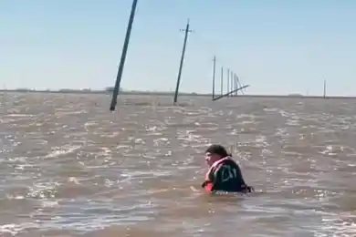 В селе Ягодное два столба линии электропередач смыло паводком