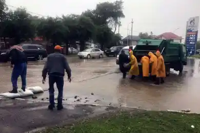  Алматы подтопило: за сутки выпала полумесячная норма осадков