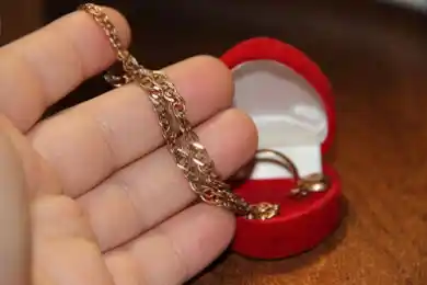 В Нур-Султане няня украла золото в нанявшей её семье