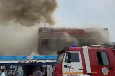 В Астане по повышенному рангу тушили пожар на рынке Шапагат