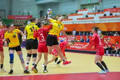 Хоккеистки и гандболистки стартовали на Азиаде
