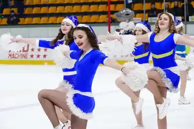 Пламенные ice-girls растопили лед на матче ТорпедоvsДизель