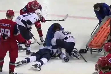 19-летний хоккеист МХЛ умер после попадания шайбы в голову - видео