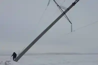 Ураган в Костанайской области погнул электрические столбы