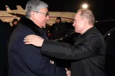 Путин лично проводил Токаева в аэропорту Омска