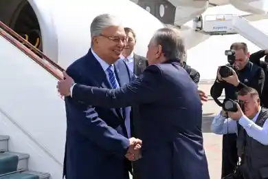 Мирзиёев встретил Токаева в аэропорту