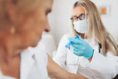 В Казахстане разрешили вакцинировать от коронавируса пожилых людей