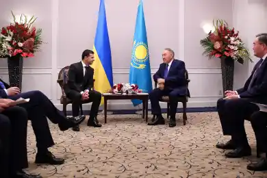 Зеленский пригласил Елбасы посетить Украину