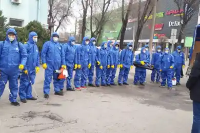 Льют на совесть: как дезинфицируют дворы в Алматы из-за COVID19