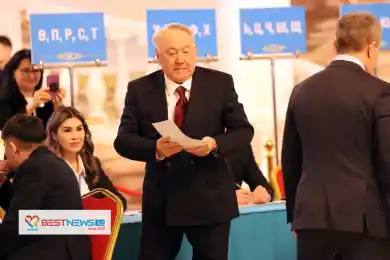Как Нурсултан Назарбаев проголосовал на Референдуме