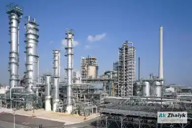 Сколько топлива выпускает НПЗ в Атырау во время паводка