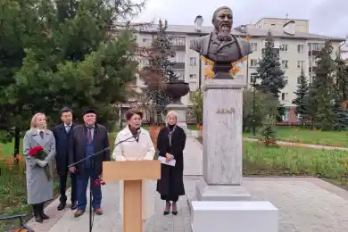 В Казани открыли бюст Абая