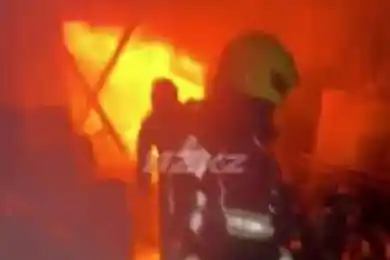 Спасатели МЧС ликвидировали пожар на складах в Алматы 