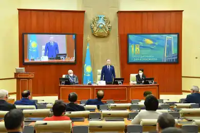 Нурлан Нигматулин вручил госнаграды депутатам Мажилиса