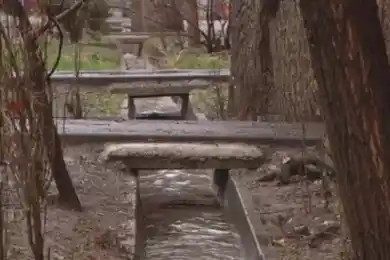 В Алматы продолжают очистку арыков после дождей