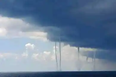 Водяные смерчи над Каспием засняли очевидцы