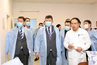 Канат Бозумбаев посетил пассажиров упавшего самолета в Актау