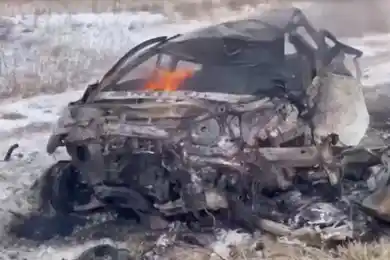 После лобового столкновения в Костанайской области сгорели оба автомобиля – видео