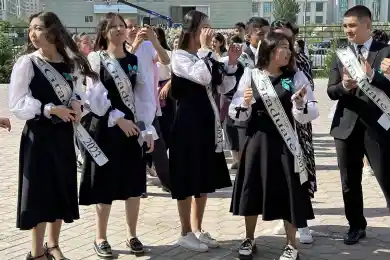 В школах Казахстана прозвенел последний звонок