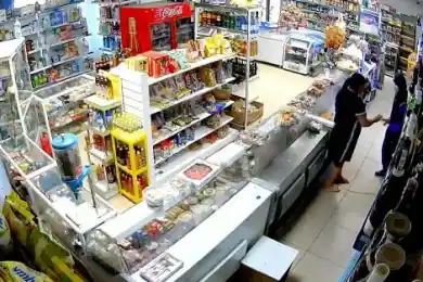 В Нур-Султане грабитель магазина ранил себя ножом при задержании - видео