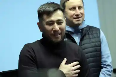 Гл. тренеру "Окжетпеса" подарили ключи от квартиры