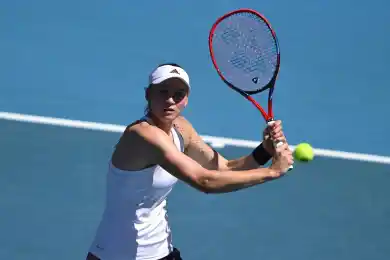 Елена Рыбакина взяла первый сет у Остапенко на Australian Open