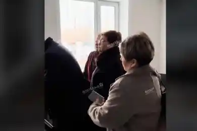 Как адвокат и мать Бишимбаева зашли в суд