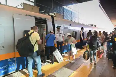 Минимум 4,2 млн казахстанцев выбрали ж/д транспорт на лето