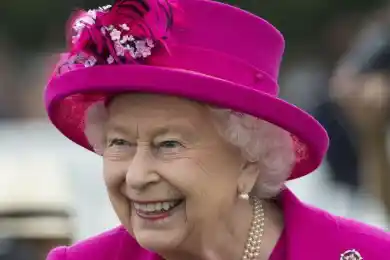 Королева Елизавета II провела ночь в больнице