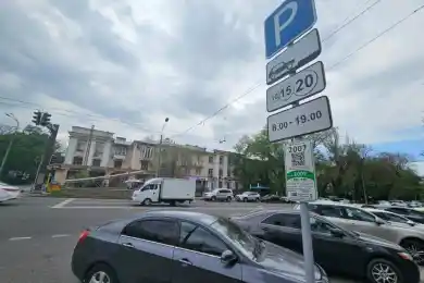 В Алматы утвердили правила парковки авто и самокатов