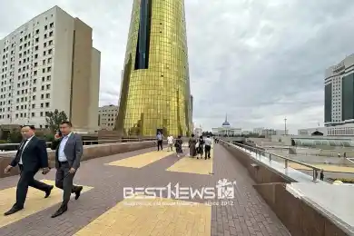 Женщина залезла на перила моста в Астане: после ЧП повалили зеваки