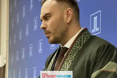 Вице-министр культуры и информации РК Евгений Кочетов пришел к журналистам в стильном шапане