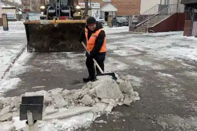 Почти 3 000 коммунальщиков убирают снег и лед в Астане