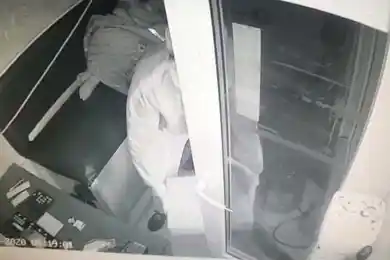 В Нур-Султане вор-рецидивист украл кассу с деньгами на АЗС. Видео