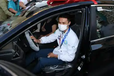 Казахстанским бронзовым призёрам Олимпиады-2020 начали дарить иномарки - фото