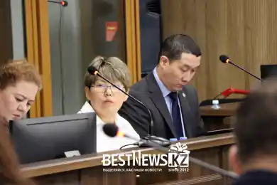 Адвокат Газымжанов рассказал, почему смотрел телефон Бишимбаева под столом 