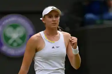 Рыбакина ведет после первого сета на Уимблдоне