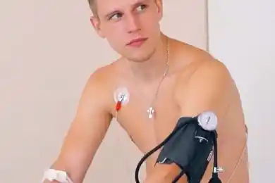 Загорелые и на позитиве: хоккеисты "Барыса" прошли медосмотр - видео