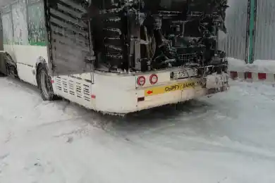 Пассажиры успели эвакуироваться: в аэропорту загорелся автобус