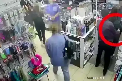 В Нур-Султане карманник украл на iPhone и "попал" на камеру