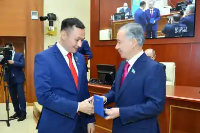 Мажилисменов Конурова и Смирнову наградили орденами – фото