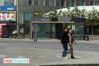 Главный санврач Алматы рассказал, почему вредно носить маски на улицах
