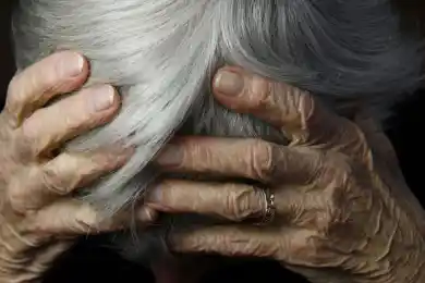 В Нур-Султане «бомбила» ограбил бабушку, угрожая ножницами