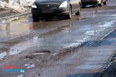 Асфальт подтаял, часть 2: Нур-Султан, проблемы для авто по ул. Сатпаева - видео