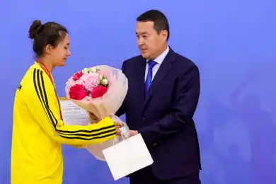 Алихан Смаилов встретился с призерами ХХХI Всемирной летней Универсиады