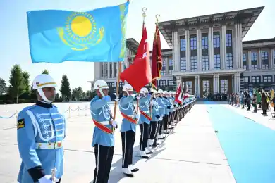 В честь Президента Казахстана прозвучал 21 артиллерийский залп