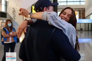 Жёны встречали хоккеистов сборной Казахстана с табличками - фото