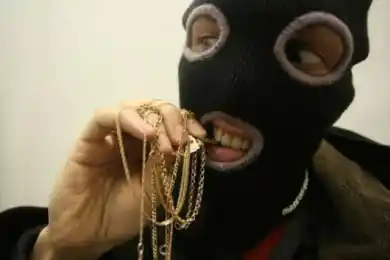 В Астане вор вынес через чужой балкон золото и бриллианты