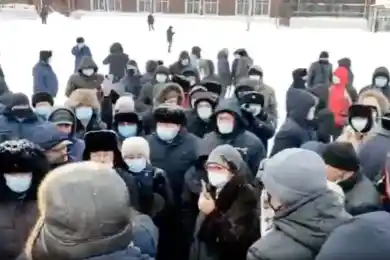 Видео: в Кокшетау горожане протестовали против вакцинации и закона о семейно-бытовом насилии
