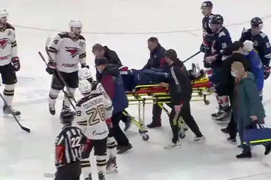 «Жизни ничего не угрожает»: какая травма у игрока сборной Казахстана, легшего под шайбу